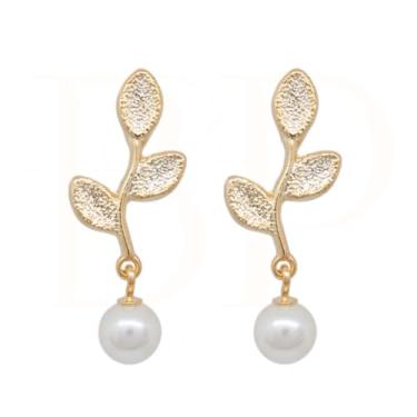 Imagem de Brinco de Pressão BP com Pingente de Pérola Sintética | Base em Formato de Folhas | Banhado a Ouro 18K | Clipe Francês Ajustável | 3,00 x 1,20 cm