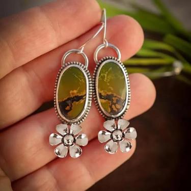 Imagem de 2 brincos com pingente de flor turquesa estilo vintage em liga de prata antiga, adequados para mulheres combinarem com festas, roupas do dia a dia e acessórios.