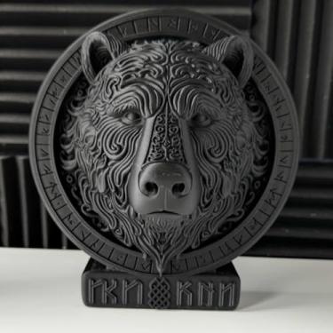 Imagem de Relevo de Parede Cabeça de Urso com Runas Nórdicas – Decoração Viking Escultural