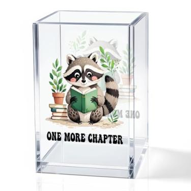 Imagem de QYUVK One More Chapter Copo de acrílico para lápis, presentes para amantes de livros para mulheres, organizador de mesa de guaxinim de leitura engraçado e acessórios para leitores de livros amantes de