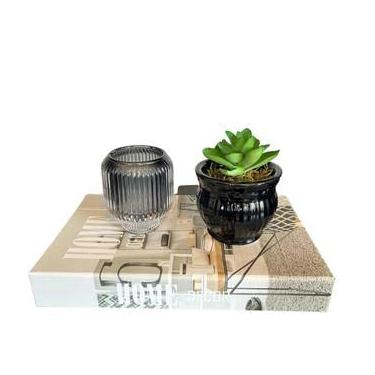 Imagem de Decoração sala livro home + vaso preto + castiçal vidro fumê