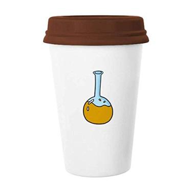 Imagem de Garrafa de vidro com reação química, caneca de café com vidro de cerâmica