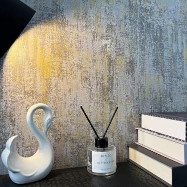 Imagem de HueBurst Papel de parede metálico vintage descasque e cole papel de parede de textura metálica industrial papel de parede autoadesivo concreto moderno para escritório cafeteria (cinza claro, 43,9 cm x