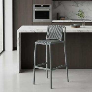 Imagem de Kit 3 Banquetas Milão Altas em Polipropileno, Design Moderno, Empilháveis, Para Bancadas e Áreas Gourmet, Com Apoio para Pés (Cinza)