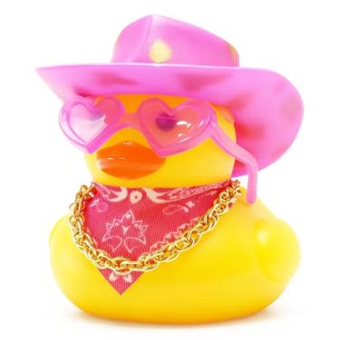 Imagem de BOZILY Acessórios engraçados para carro decoração de pato de borracha com mini chapéu de caubói, óculos de sol de coração, colar de ouro e fitas dupla face - ornamento de pato de borracha estilo rosa