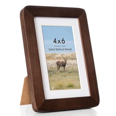 Imagem de FLYJOE Porta-retrato 10 x 15 cm – Moldura de madeira de nogueira maciça 10 x 15 cm com tapete para moldura de foto de 10 x 15 cm, moldura de mesa e parede, ferragens para pendurar incluídas, moldura