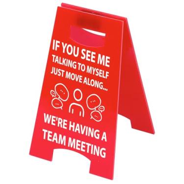 Imagem de CREATCABIN If You See Me Talking to Myself We're Having A Team Meeting Desk Sinal Vermelho Engraçado Decoração de Mesa Mini Placa de Cubículo de Mesa de Acrílico Decoração para Colega de Trabalho