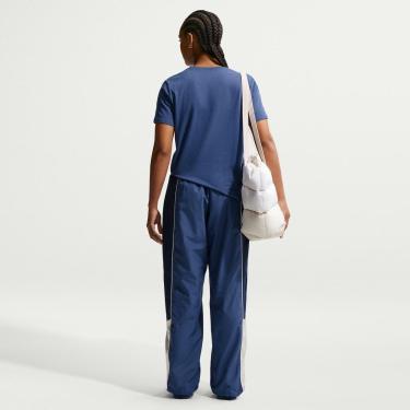 Imagem de Camiseta Nike Sportswear Club Essentials Feminina-Feminino