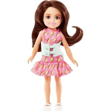 Imagem de Boneca Barbie Chelsea 14 cm Morena, Vestido Rosa Relâmpago, Cinta Colete órtese Escoliose removível, Curvatura da coluna - Mattel HKD90