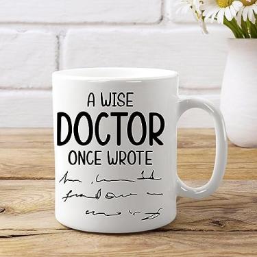 Imagem de A Wise Doctor Caneca engraçada de médico escreveu, caneca de médico, caneca médica, para mulher, aniversário de médico