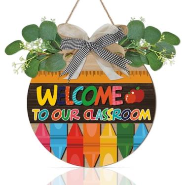 Imagem de Ausril Bem-vindo à nossa sala de aula, suporte de porta de madeira de maçã colorido de giz de cera, guirlanda de madeira de volta às aulas, placa de parede do primeiro dia de aula, decoração de sala