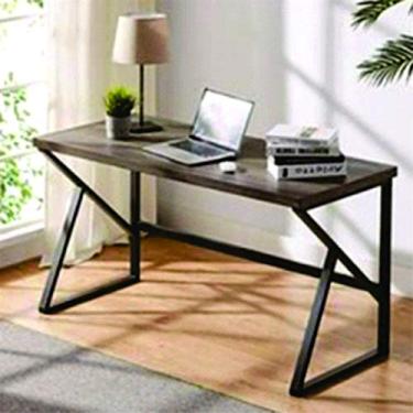 Imagem de Escrivaninha com tampo de madeira e pés em K