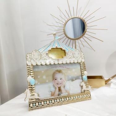 Imagem de IELEPHONIX Moldura com tema de cavalo carrossel, design de metal dourado com topo de coroa, 8,9 x 12,7 cm, expositor de mesa, decoração de bebê de berçário (azul)