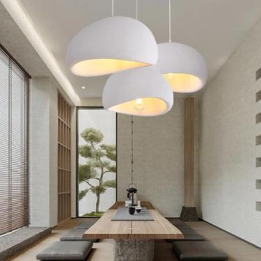 Imagem de Luminária pendente E27 estilo japonês wabi-sabi branca, lustre com altura ajustável e cúpula grande de poliestireno em formato irregular, ideal para sala de jantar, café, bar, escritório ou