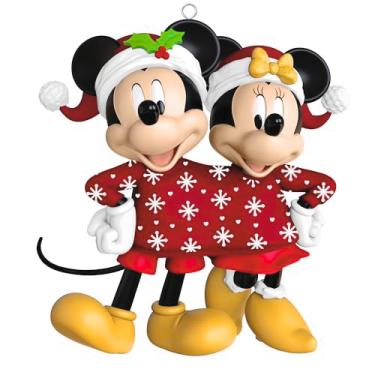 Imagem de Hallmark Keepsake Enfeite de Natal 2025, Disney Mickey e Minnie compartilhando suéteres, presentes para fãs da Disney
