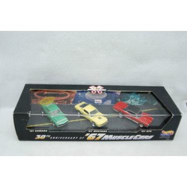 Imagem de Hot Wheels Collectibles - 30th Anniversary of '67 Muscle Cars - 1:64 Scale Classic Collector 3Car Set Mounted in Collector Display Case. Includes '67 Camaro, Mustang and GTO Car Replicas