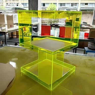 Imagem de Mesa de canto de acrílico transparente, mesa de cabeceira de acrílico transparente, 3 camadas, mesa lateral de acrílico pequena, mesa de centro com armazenamento para sala de estar, quarto