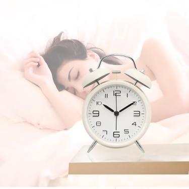 Imagem de Despertador silencioso de sino duplo sem tique-taque com números 3D e luz de fundo macia, moldura de metal branco, alimentado por bateria, perfeito para mesa de escritório ou mesa de cabeceira do