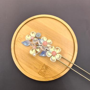 Imagem de 1 grampo de cabelo de camélia vermelha Cayyoomm - Bastão de cabelo floral Hanfu chinês requintado com 3 flores realistas, acessório de cabelo vintage elegante para mulheres (flores de ameixa neon)