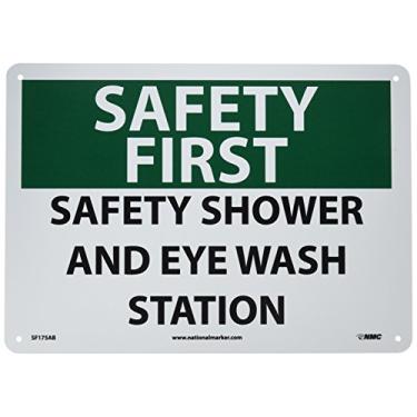 Imagem de NMC Placa SF175AB OSHA, legenda "SAFETY FIRST - SAFETY SHOWER AND EYE WASH STATION", 35,5 cm de comprimento x 25,4 cm de altura, alumínio, preto/verde em branco