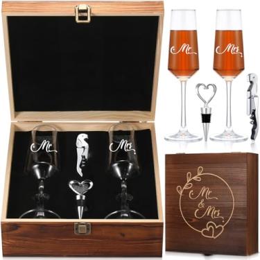 Imagem de LemonRoad Conjunto de 2 taças de champanhe para chá de panela, abridor de vinho, rolha de vinho com caixa de lembrança de madeira gravada, presente de noivado para casais (Mr & Mrs)