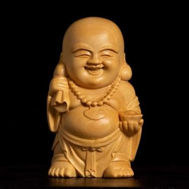 Imagem de FENNYYAR Escultura em madeira de buxo, Buda rindo segurando estátua de lingote de ouro, 6 cm, mini escultura portátil para decoração de casa