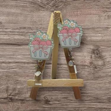 Imagem de Lindo carretel de crachá de cesta de flores de morango com design de laço retrátil porta-crachá de identificação enfermeira enfermeira etiqueta de nome clipe para trabalhador médico e oficial RN CNA