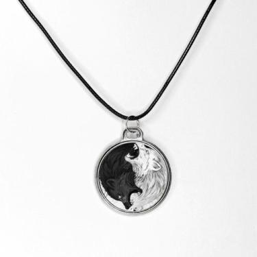 Imagem de Colar amuleto de poder lobos yn yang arte em resina - RELIKARIU