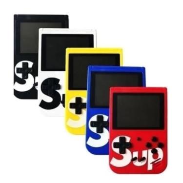 Imagem de Mini Game Portátil Sup Game Box Plus com 400 Jogos, espelhamento da imagem e áudio na TV. Temos ele na cor Preto, Azul, Vermelho e Branco, acompanha os cabos e a bateria.
