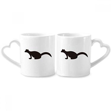 Imagem de Black Polecat Conjunto de canecas de porcelana para casais com desenho de animal e alça de coração