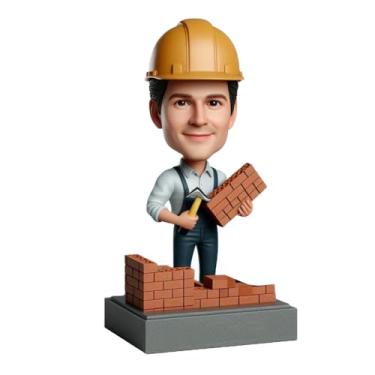 Imagem de Pedreiro balança a cabeça em capacete com ferramentas e tijolos feitos à mão personalizados a partir da sua foto, excelente presente para construção - tios da indústria ideal para exibição em um