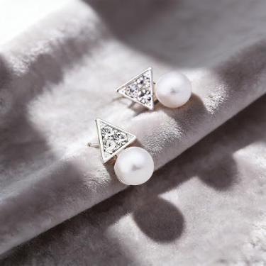 Imagem de Brincos femininos em forma de triângulo com design de diamante falso brilhante, fofos e exclusivos, adequados para o dia a dia e qualquer ocasião.