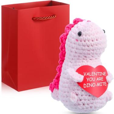 Imagem de Leinuosen Dinossauro de pelúcia de crochê com lindo cartão com bolsa de presente, presente romântico de aniversário para mulheres, namorada, presente de crochê doce para namorada, esposa (rosa)