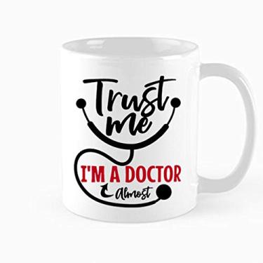 Imagem de TAMDG GIFET Caneca de estudante de medicina, copo de cerâmica quase médico, 325 ml, presente engraçado de graduação de doutorado, Dia da Enfermeira, Ação de Graças, Natal