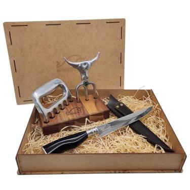 Imagem de Kit Churrasco Artesanal Churras Essencial, com Faca em Aço Inox 8 Polegadas e Bainha de Couro, Garra de Urso e Garfo Tridente WOODBULL, Ideal para Preparar e Servir Carnes com Estilo – WOODBULL.