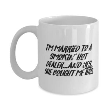 Imagem de Caneca I'm Married to a Smokin' Hot Dealer.and Yes, She Bought Me This. Caneca de 325 g, presente de marido da esposa, copo de mordaça para marido