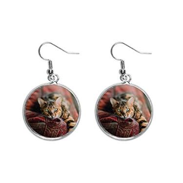 Imagem de Brinco de prata com foto de gato de olho verde com pingente de orelha