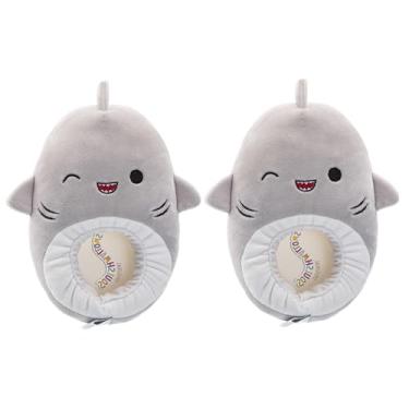 Imagem de Squishmallows Pantufas de pelúcia, leves, quentes, confortáveis, macias, para crianças e adultos (tamanhos 11-1 criança pequena/2-5 crianças grandes/5-10 adultos), Gordon, o tubarão, 11-12 Little Kid