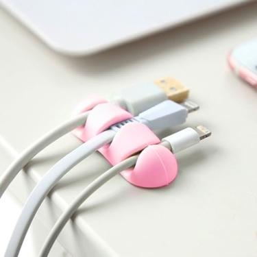 Imagem de Pacote com 2 clipes de cabo, organizador de cabos de silicone com 3 furos para mesa | Suporte de gerenciamento de fios para cabos de carregamento USB, acessórios de gerenciamento de cabos para casa e