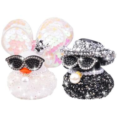 Imagem de MuMyer Ornamentos de carro de pato de borracha de diamante, 2 peças de strass brilhantes patos decoração de painel de carro com mini asas chapéu de caubói colares de óculos de sol