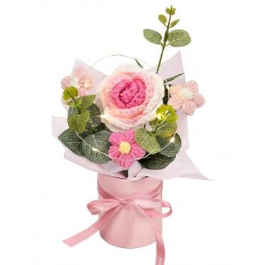 Imagem de PartyforU Buquê de flores de crochê rosa – Flor de rosa tricotada feita à mão com eucalipto para presente de aniversário, mãe, amiga, buquê de flores de crochê com luzes para decoração de casa e