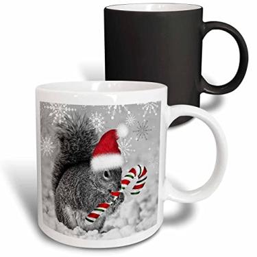 Imagem de 3dRose mug_150177_3 Este lindo esquilo de Natal tem bengala doce e chapéu de Papai Noel na caneca mágica de transformação de paisagem de inverno coberta de neve, 325 ml