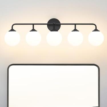 Imagem de DSMJFU DSMJFU Luminária de banheiro moderna preta fosca com 5 luzes, luminárias sobre espelho com persianas de esfera de vidro branco leitoso, arandelas de parede para banheiro, penteadeira, quarto
