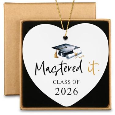 Imagem de Enfeite de coração de cerâmica de formatura Class of 2026 para ela 2026 High School College Bachelor Master Degree PHD Presentes de formatura para árvore de Natal