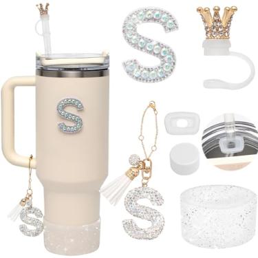 Imagem de Conjunto de 6 peças de acessórios para copos Stanley - Pingente de letra dourada para alça de copo, capa de canudo de silicone com coroa, adesivo de carta de diamante, bota de silicone brilhante,