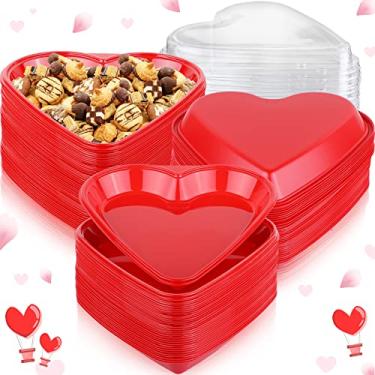Imagem de Bandeja de servir em forma de coração dos namorados, pratos descartáveis de plástico com coração vermelho, pratos descartáveis para o dia dos namorados, bandeja de sobremesa, lanche com tampas transparentes para decoração de mesa de aniversário dos namorados (conjunto com 50)