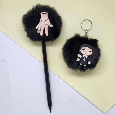 Imagem de 02 peças um Lápis de escrever preto mãozinha e um chaveiro Wandinha Adams Vandinha material escolar papelaria