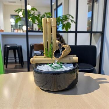 Imagem de Fonte Decorativa de Água em Bambu Natural, Base Preta, 25 cm de Altura, Duas Quedas, Design Zen para Ambientes Internos