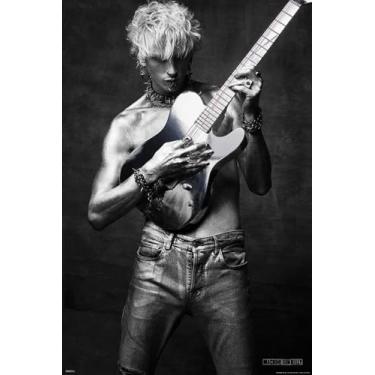 Imagem de BUY ART FOR LESS Oficialmente licenciada Machine Gun Kelly - Guitarra - Pôster artístico - 61 x 91 cm - Impressão decorativa - Papel pôster - Pronto para emoldurar