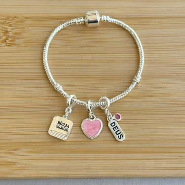 Imagem de Pulseira com 3 Berloques Bíblia sagrada, plaquinha “Deus” e coração rosa - banhado a prata
